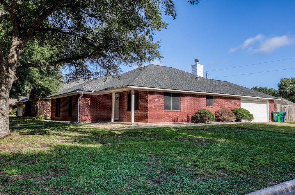 1105 Allison St, Brenham TX  77833-5860 exterior