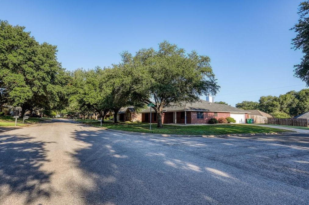 1105 Allison St, Brenham, TX 77833-5860