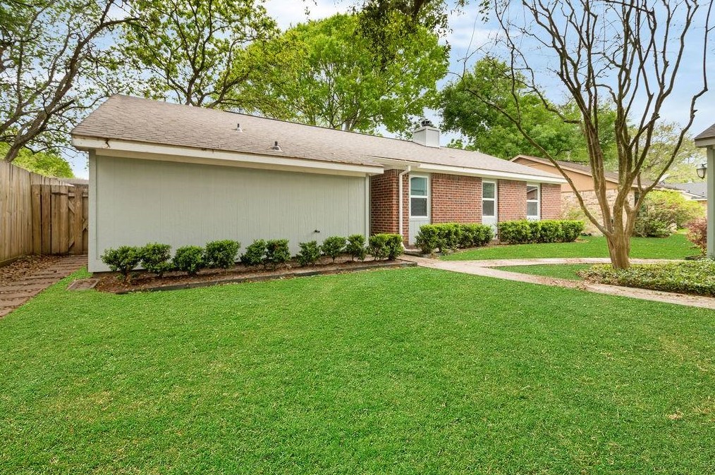 737 Illinois Ave, League City, TX 77573-4013
