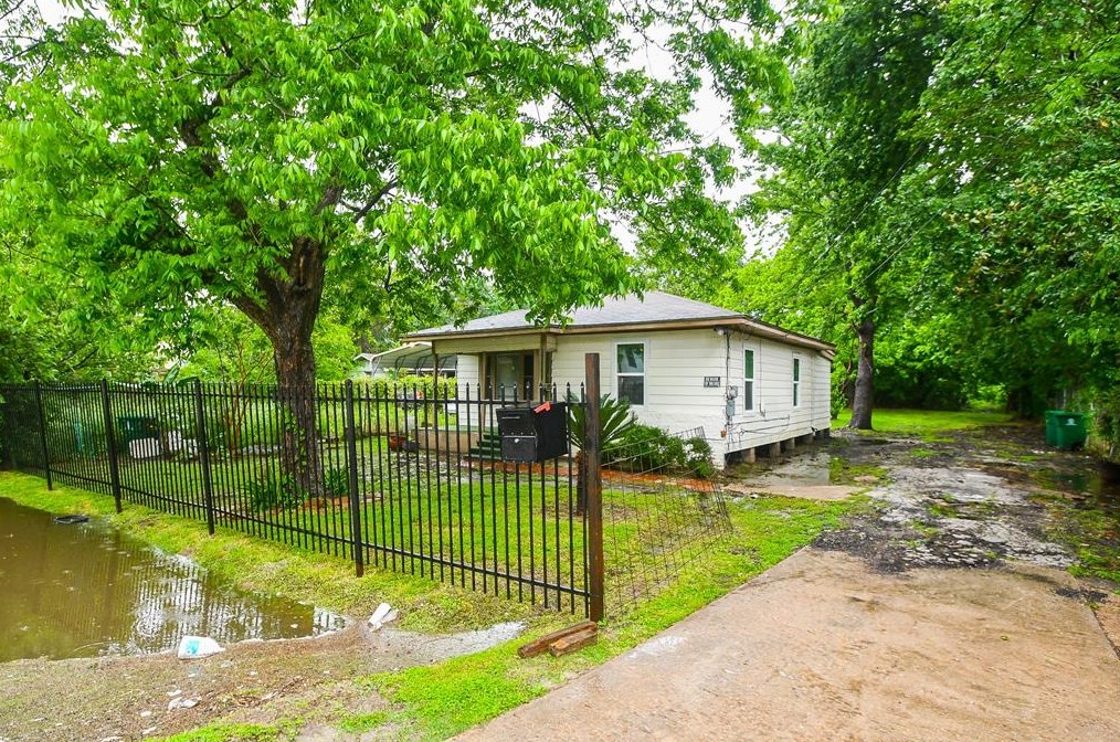 744 Lovers Ln, Houston, TX 77091
