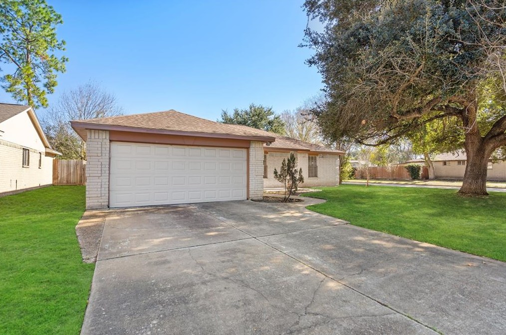 16631 Rippling Mill Dr, Sugar Land TX  77498-1929 exterior