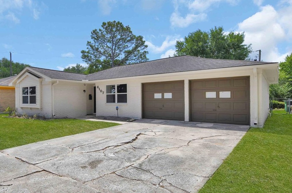 6107 Heatherbrook Dr, Houston, TX 77085