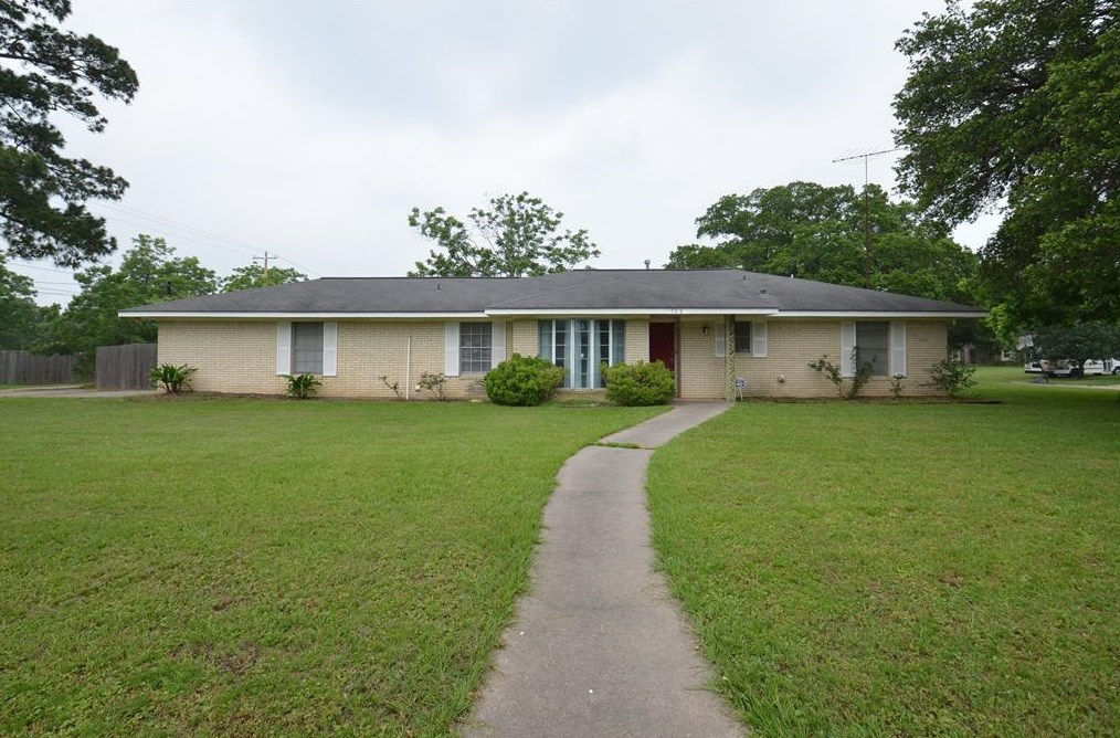 702 Market St, Hempstead, TX 77445-6112