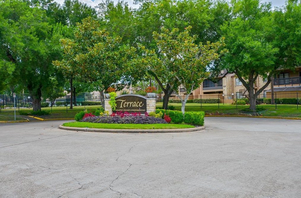 10555 Turtlewood Ct, Houston TX  77072-2700 exterior