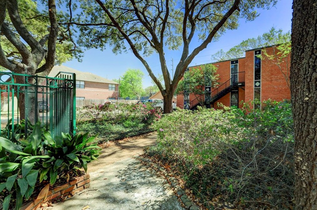1112 Lawrence St, Houston TX  77008-6655 exterior