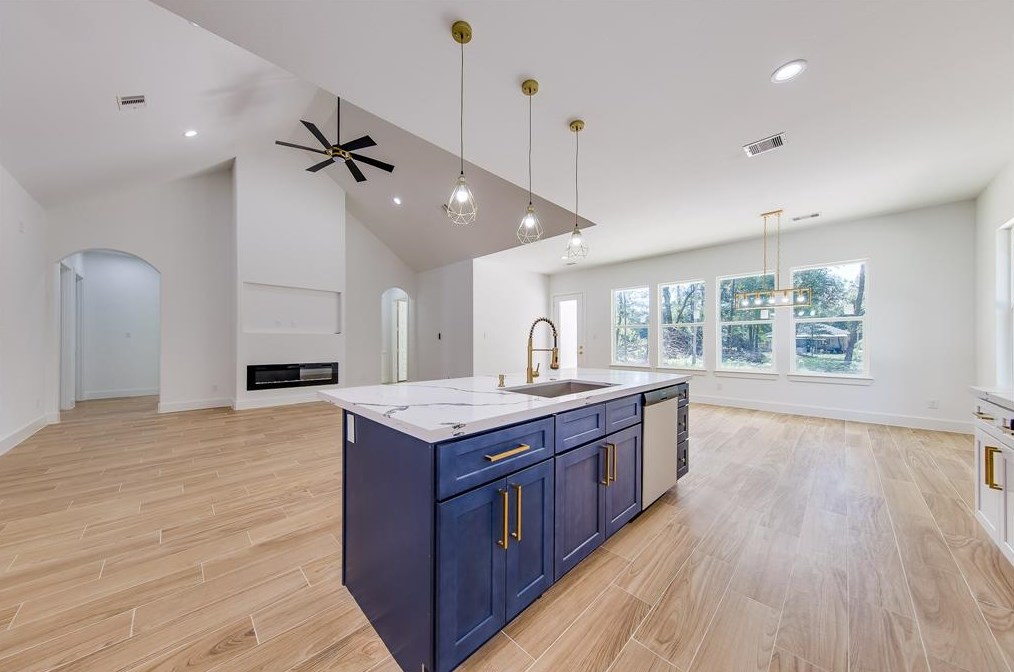 2206 Hummingbird St, Roman Forest, TX 77357