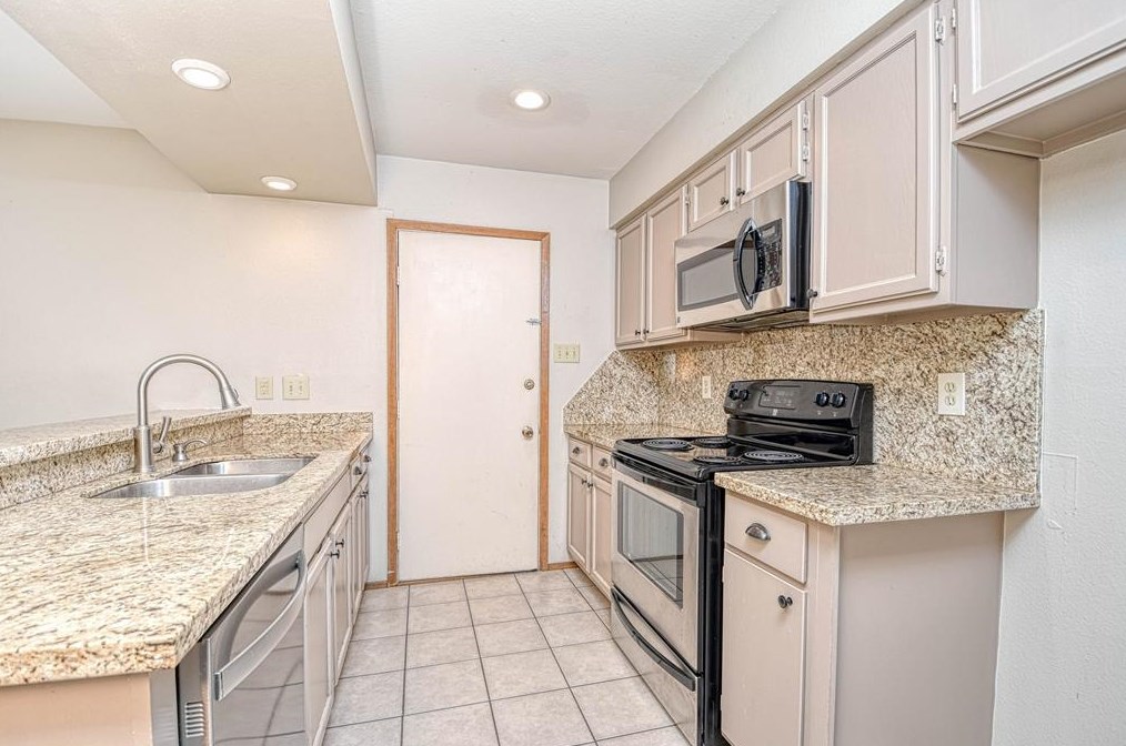 38 Kittiwake Ct, Spring TX  77380-3321 exterior
