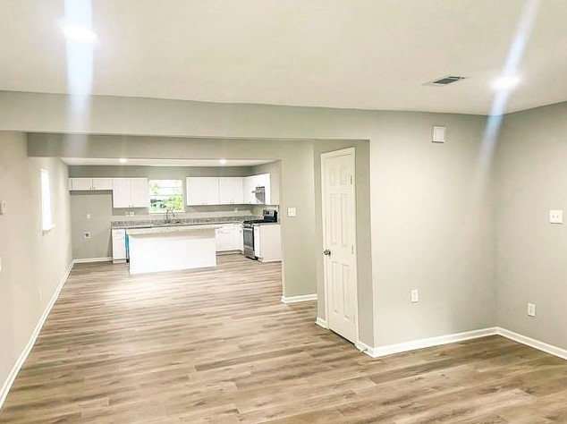 305 Red Haven Dr, Highlands, TX 77562