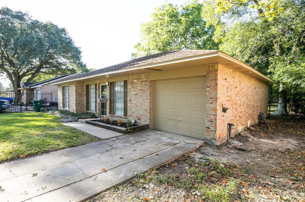 5705 Arthington St, Houston TX  77053-3001 exterior