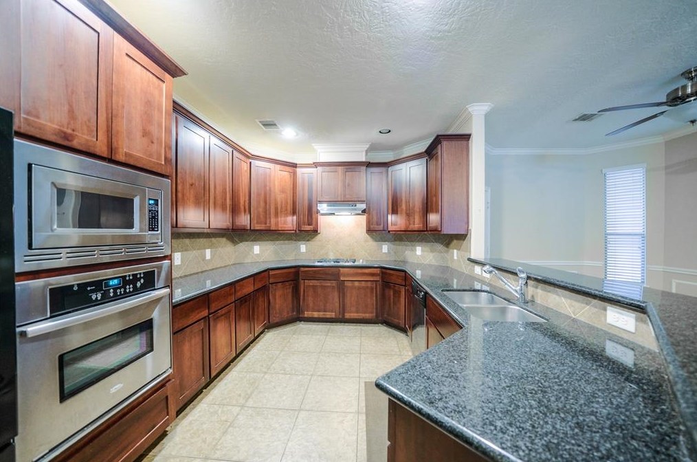 1725 T C Jester Blvd, Houston TX  77008-3245 exterior