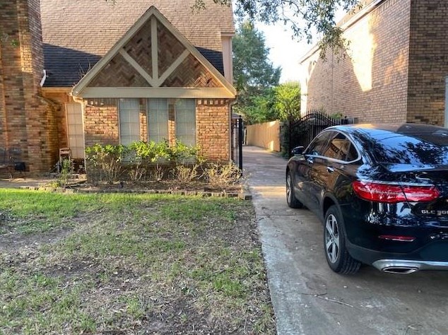 148 Hall Dr, Sugar Land, TX 77478-3849