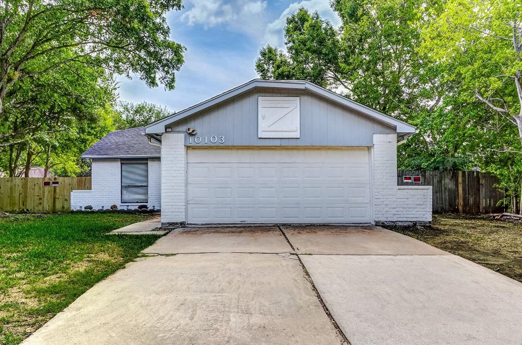 10103 Towne Mist Dr, Sugar Land, TX 77498-1469