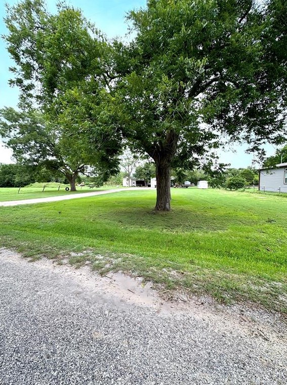 711 S Hackberry, Novohrad, TX 77975