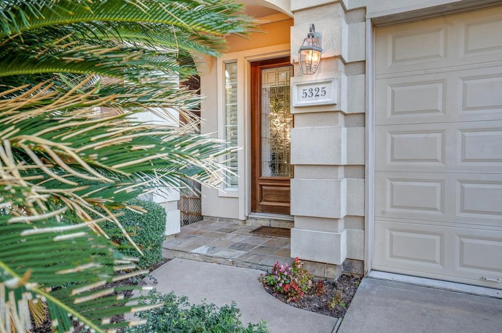 5325 Mcculloch Cir, Houston TX  77056-6618 exterior