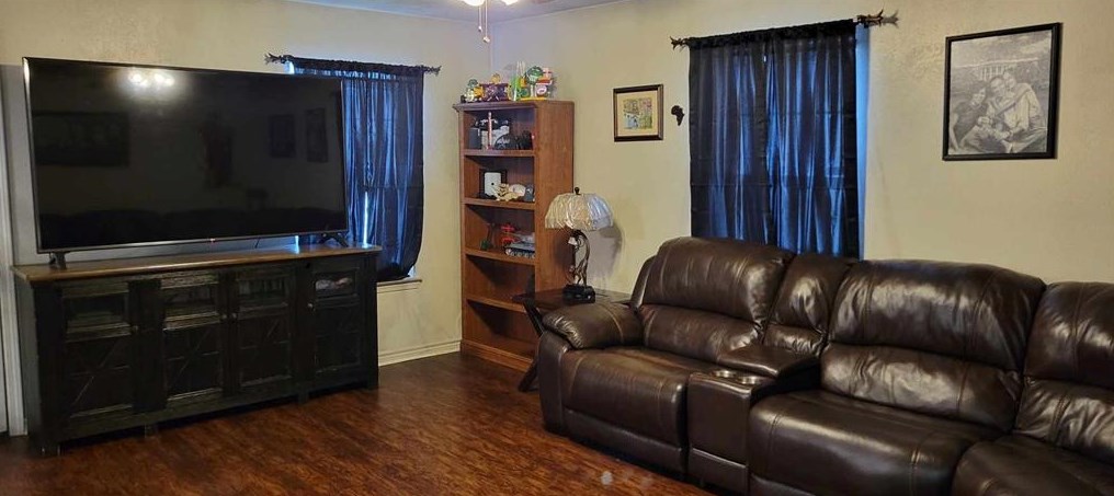 5735 Falcon Ln, Beaumont, TX 77708