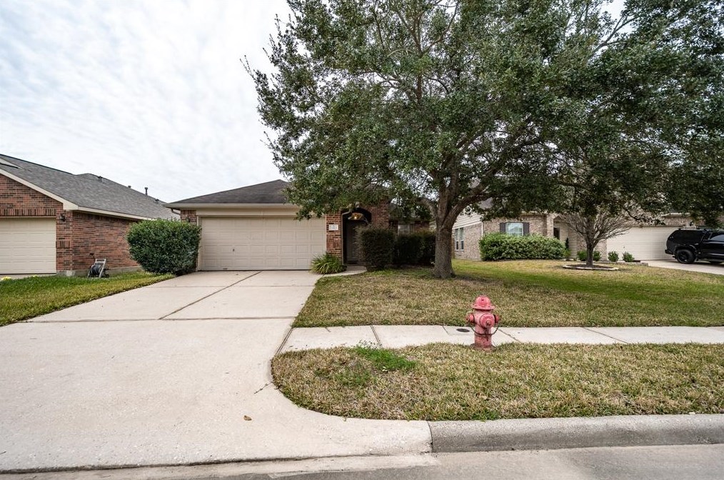 7923 Pelican Ln, Baytown, TX 77523-8683