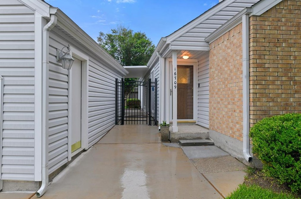 16709 Ivy Grove Dr, Houston, TX 77058-2210
