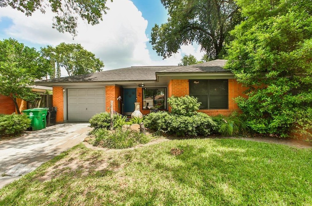 1042 W 30th St, Houston, TX 77018