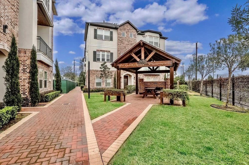 1013 E 28th St, Houston, TX 77009