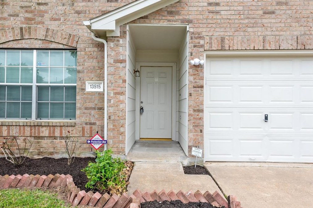 13515 Naples Bridge Rd, Sugar Land TX  77498-2265 exterior