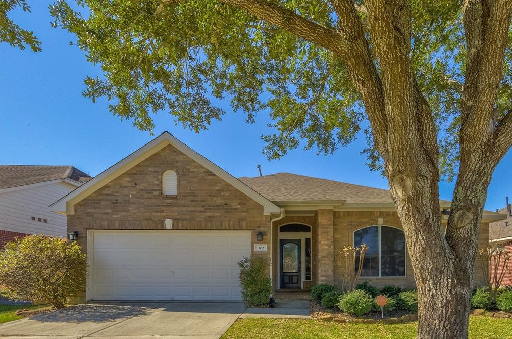 302 Lark Hollow Ln, League City, TX 77573