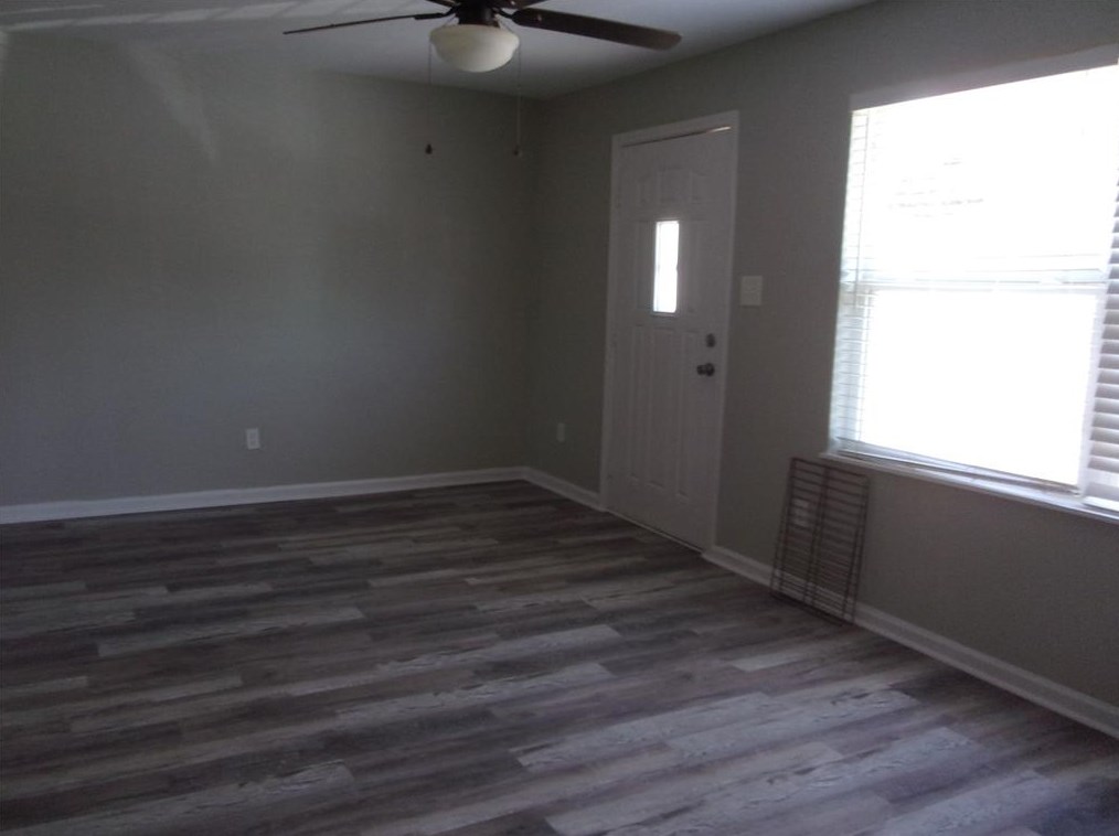 805 S 7th St, Baytown, TX 77520