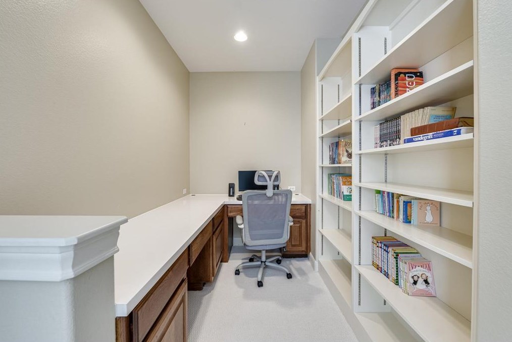 1105 Lakewood Hl Ter, Austin TX  78732-2387 exterior