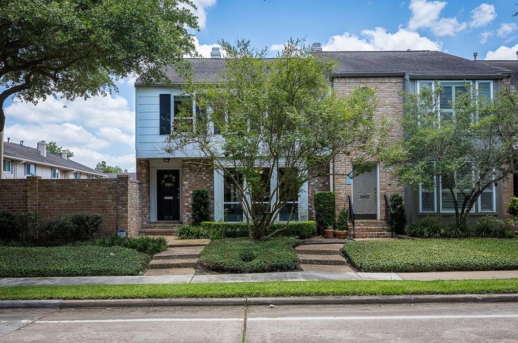 1115 Fountain View Dr, Houston, TX 77057-2201
