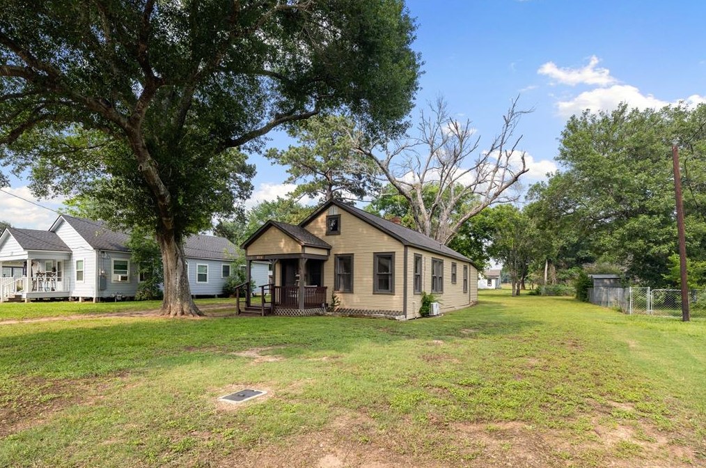 830 Fowlkes St, Sealy, TX 77474