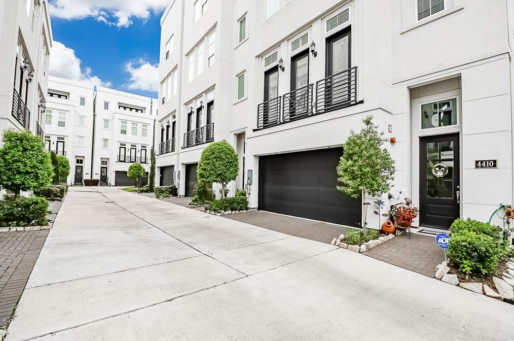 4422 Yoakum Blvd, Houston TX  77006-5820 exterior