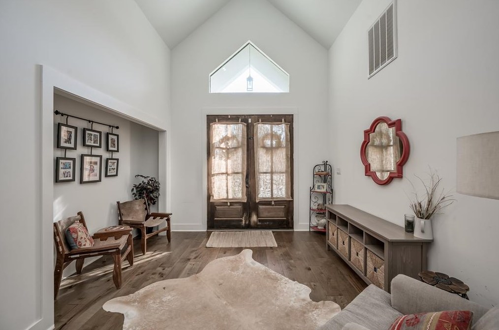 2302 Saxon Dr, Houston, TX 77018-4642