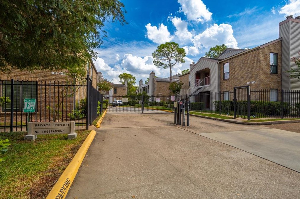 2025 Augusta Dr, Houston TX 77057-3759 exterior