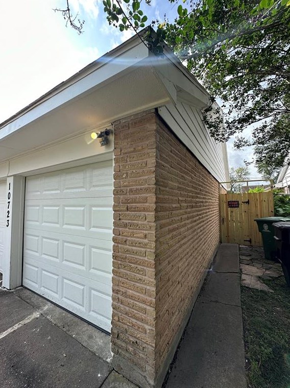 10723 Sharpview Dr, Houston TX  77072-2711 exterior