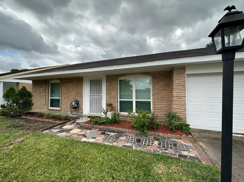 10723 Sharpview Dr, Houston, TX 77072