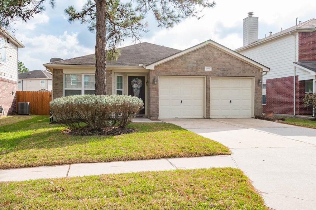 11919 S Brenton Knoll Dr, Tomball, TX 77375