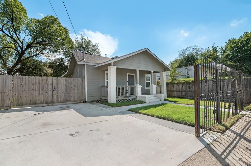 8010 Junius St, Houston, TX 77012-3216