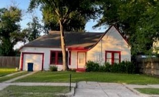 612 N 10th St, White Hall, TX 77868