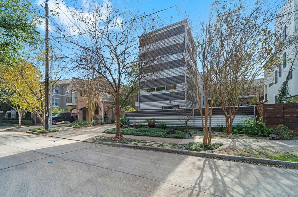 125 Oak Place Dr, Houston, TX 77006