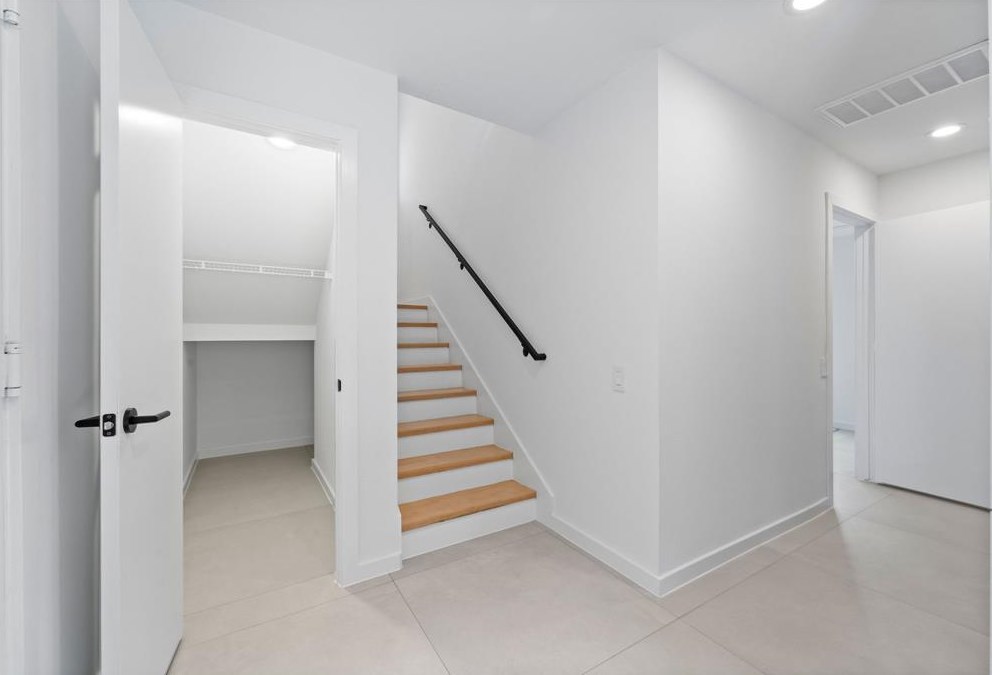125 Oak Place Dr, Houston TX  77006-1789 exterior