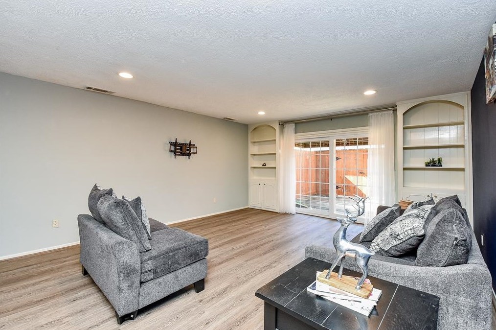 385 N Post Oak Ln, Houston, TX 77056