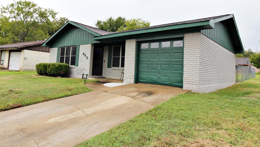 600 Blue Jay St, Brenham, TX 77833-4338