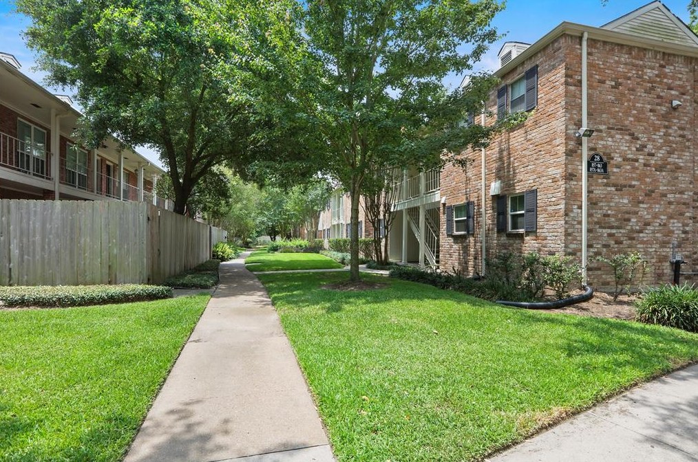 857 Wax Myrtle Ln, Houston, TX 77079-3798