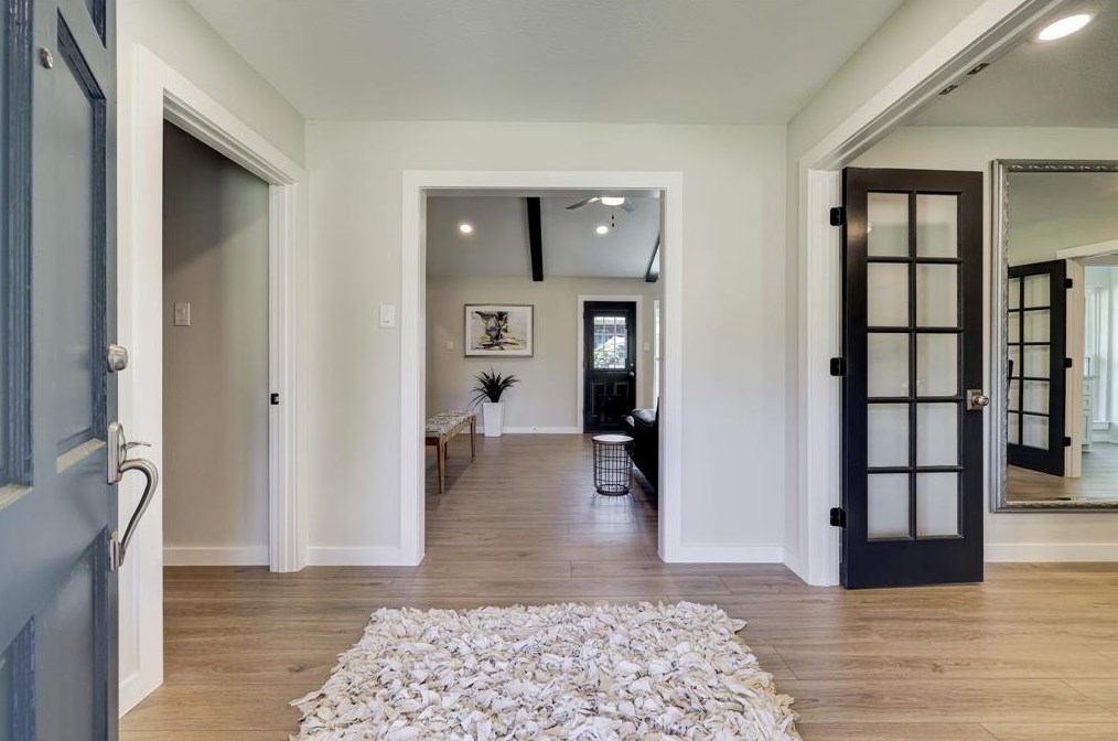 9106 Mullins Dr, Houston TX  77096-2945 exterior