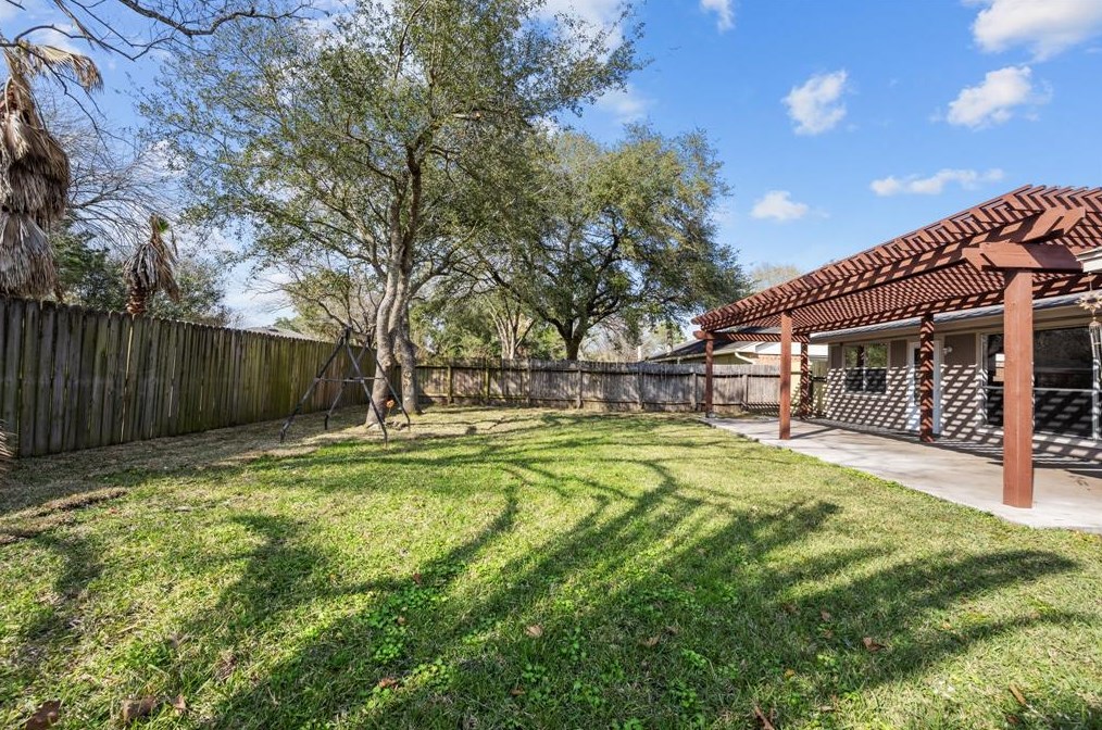 129 Meadow Bend St, League City, TX 77573-4308