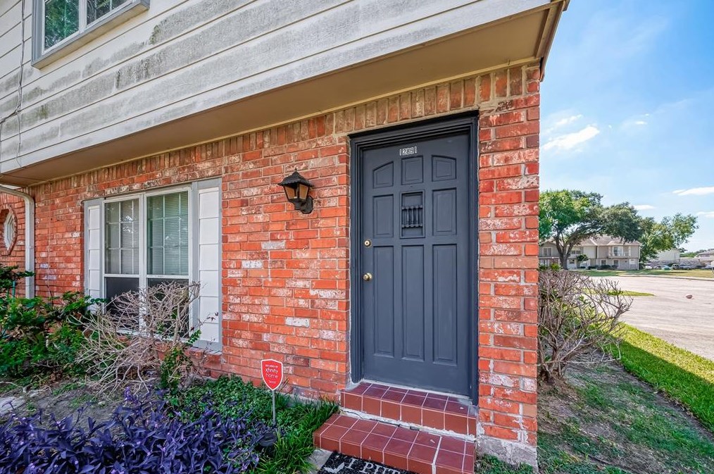 12891 High Star Dr, Houston, TX 77072-1053