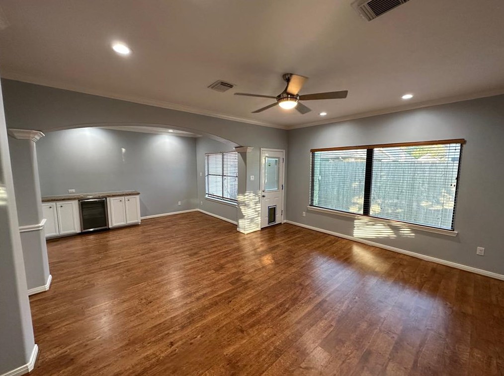 2052 Glencove Dr, Taylor Lake Village, TX 77586