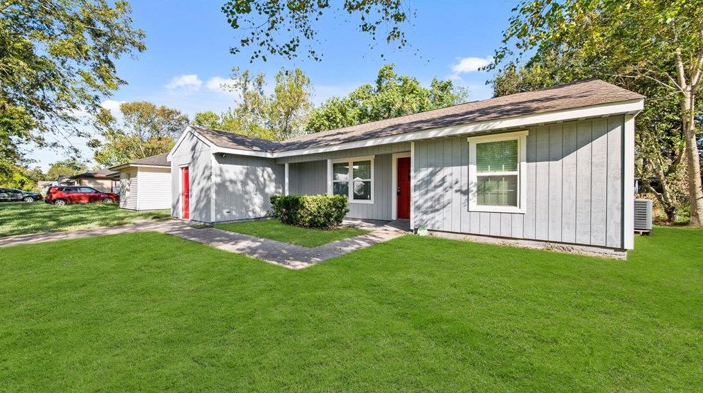 1105 Southampton St, Angleton, TX 77515