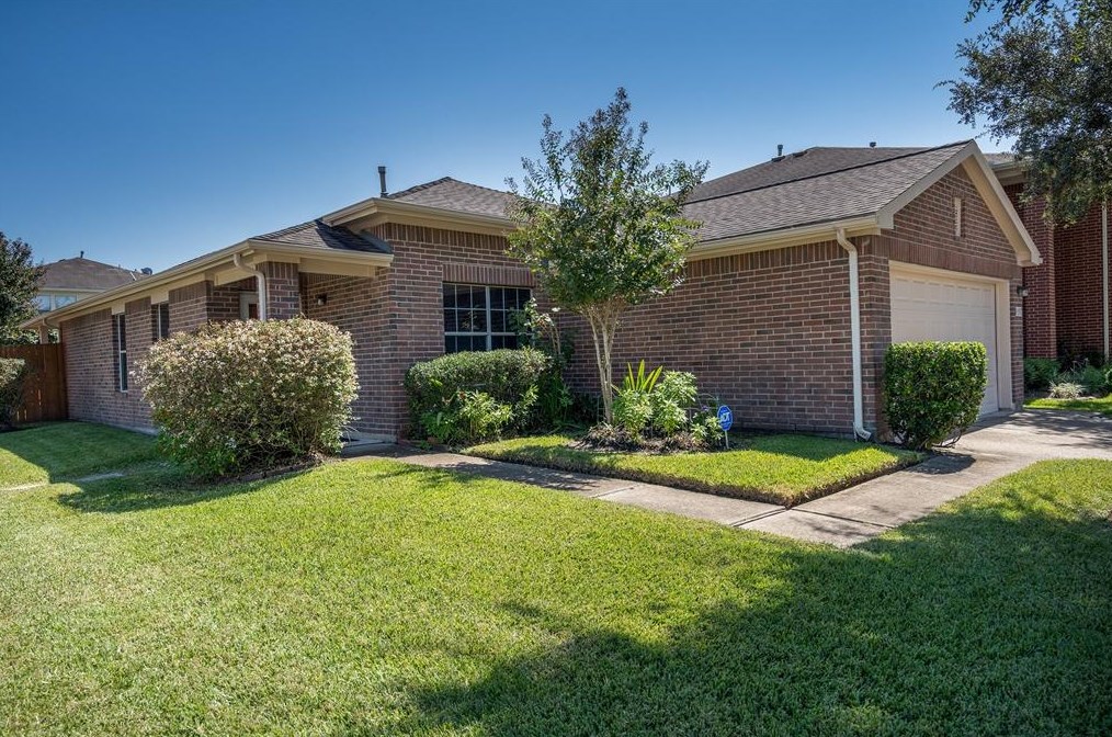 9207 Grove Haven Dr, Houston, TX 77083-7332