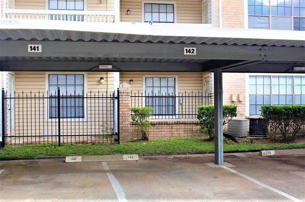 2750 Holly Hall St, Houston TX  77054-4109 exterior