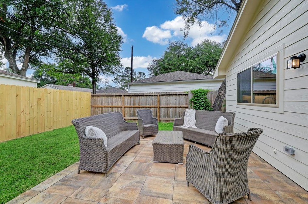 14022 Myrtlea, Houston TX  77079-3207 exterior